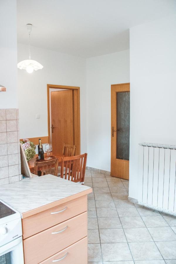 Entoli Apartment Podnanos Екстер'єр фото